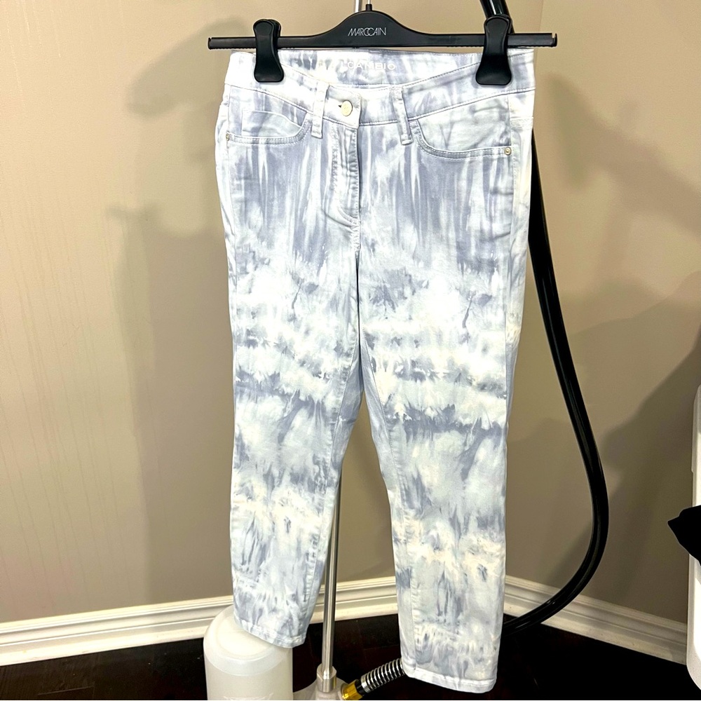 Cambio 4- Stretch greyish blue to white abstract colorisation. Fun summer denim